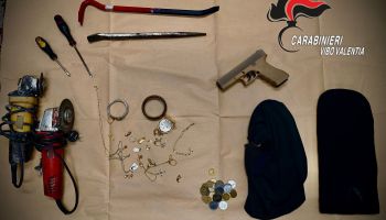 Ricettazione, due fermi nel Vibonese. In auto avevano piedi di porco e gioielli rubati