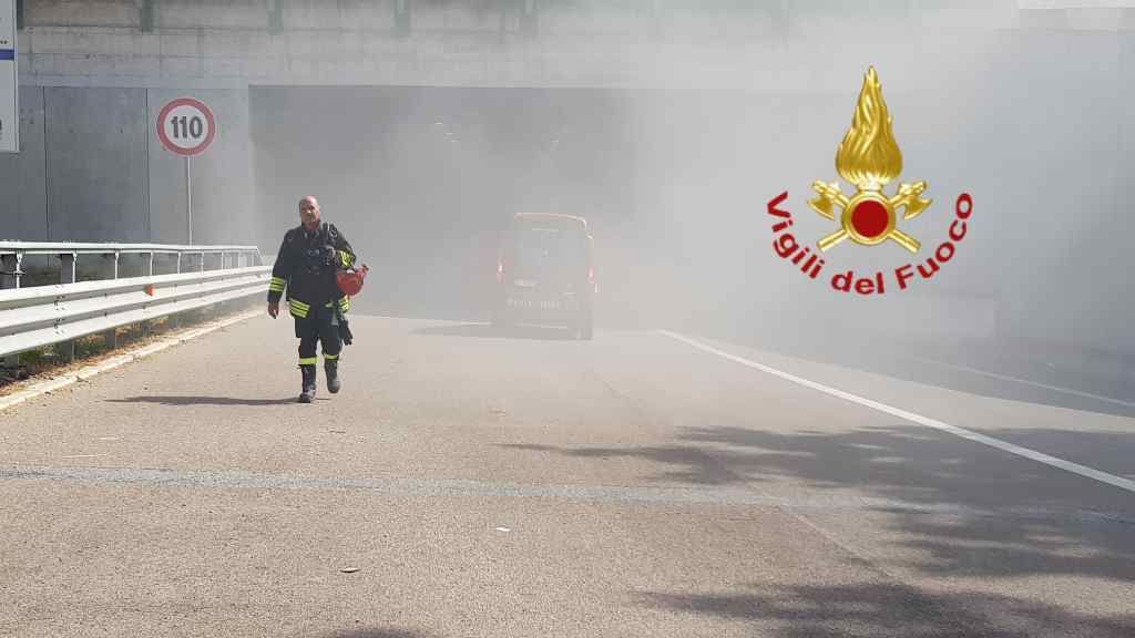 Camper a fuoco mentre è in transito nella galleria Gerace sulla Ss 106: scongiurata esplosione