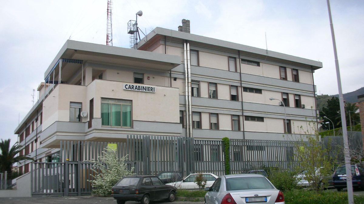 Tenta di disfarsi della cocaina, arrestato dai carabinieri a Paola