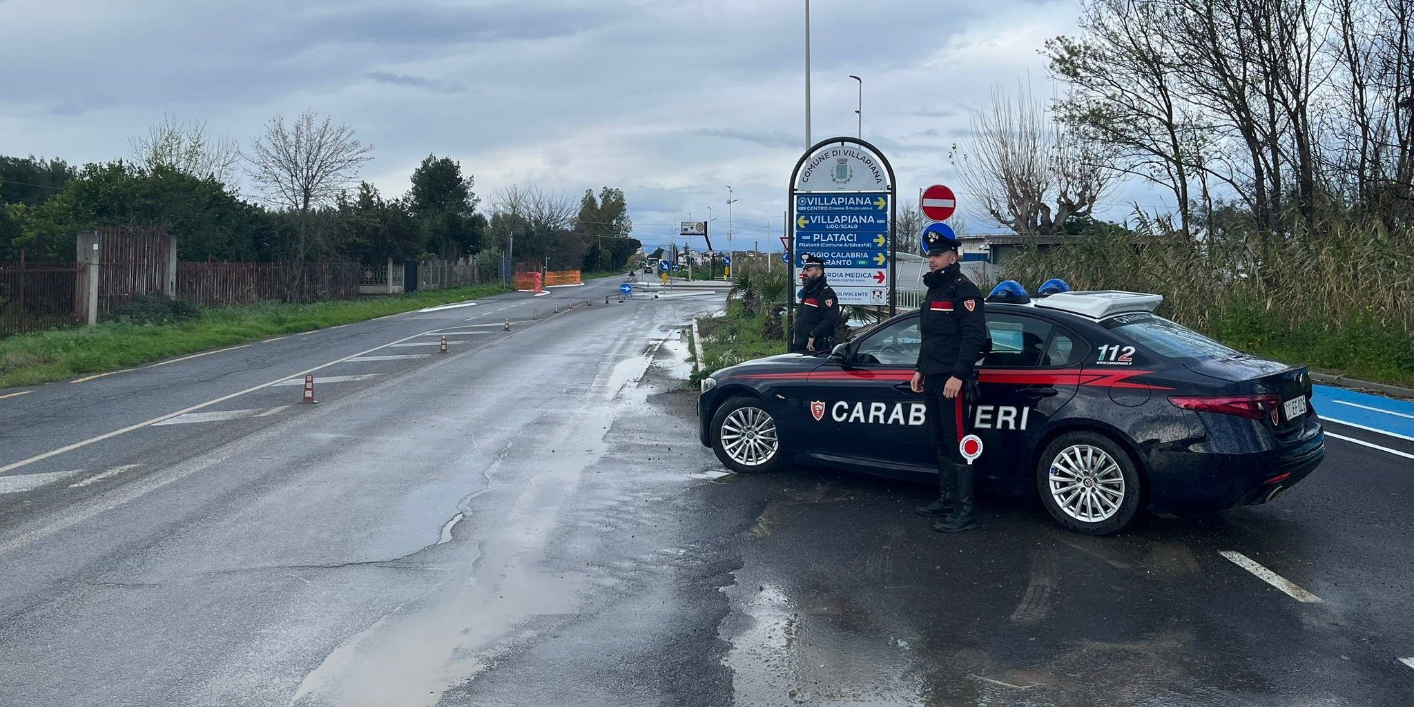 A Villapiana due carabinieri salvano una donna da un incendio