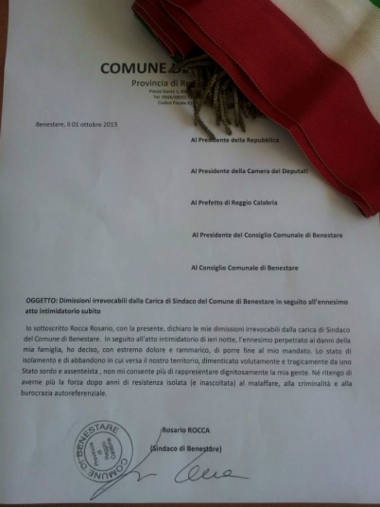 Incendiata l`auto del sindaco di Benestare. E lui lascia