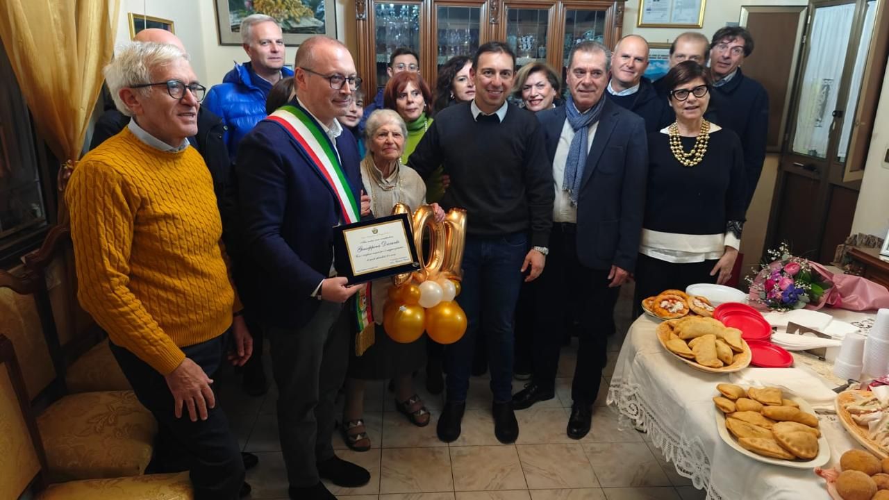 Reggio Calabria, le 101 candelina di “nonna” Pina Durante. Per lei una targa celebrativa