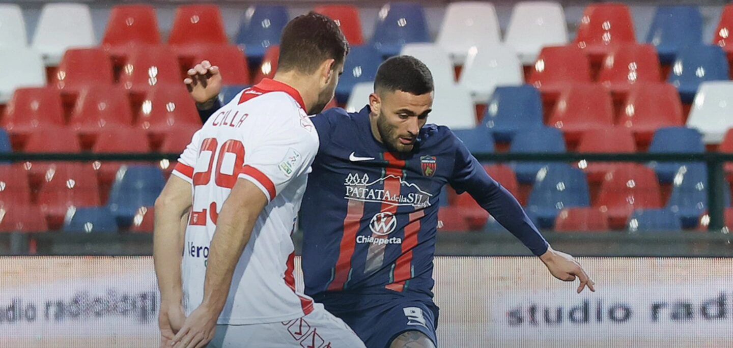 Il Cosenza spreca il doppio vantaggio e il Mantova rimonta: 2-2 tra i fischi del “Marulla”