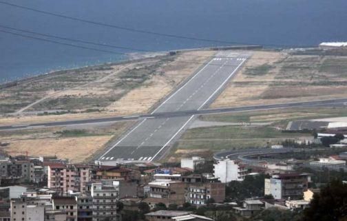 Un volatile danneggia l'aereo, ritardi per il volo Reggio-Roma
