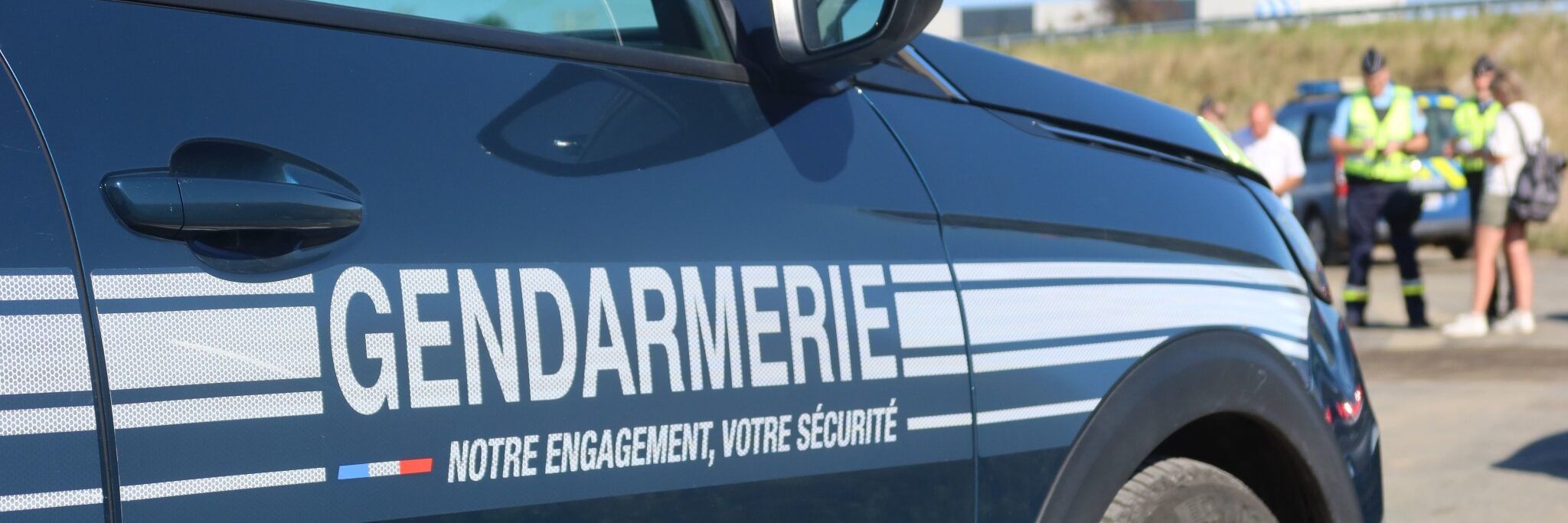 Grida “Allahu Akbar” e investe diverse persone