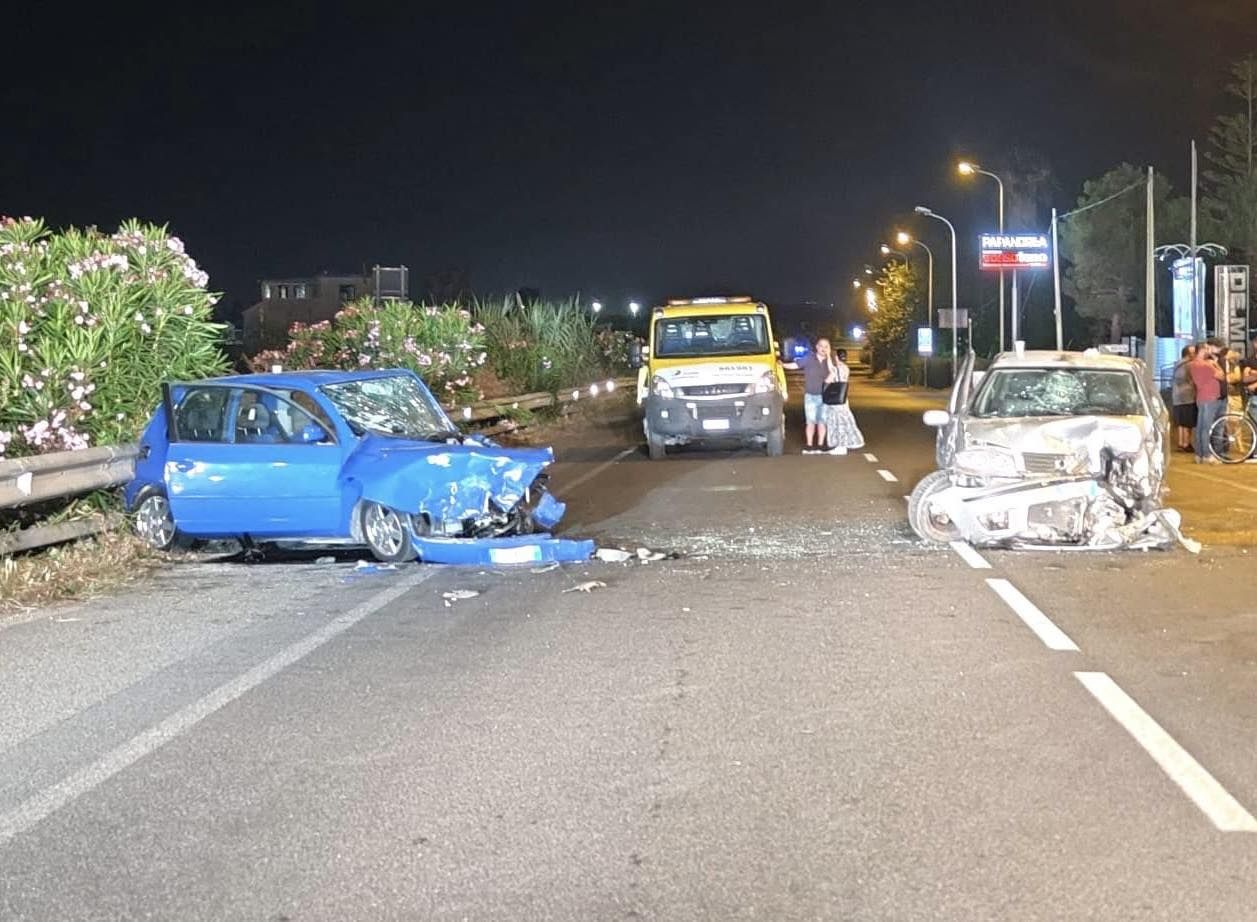 Caulonia, scontro tra due auto: cinque feriti