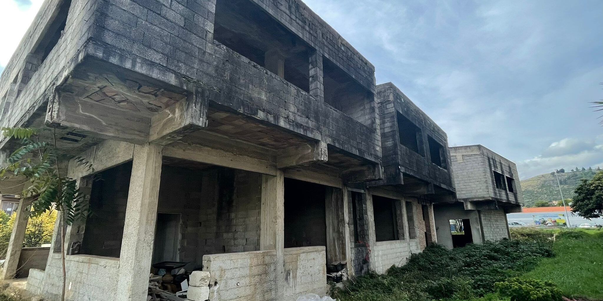 Da centro di recupero a ricettacolo per tossicodipendenti: il rudere nel cuore di Castrovillari (da 40 anni) – VIDEO