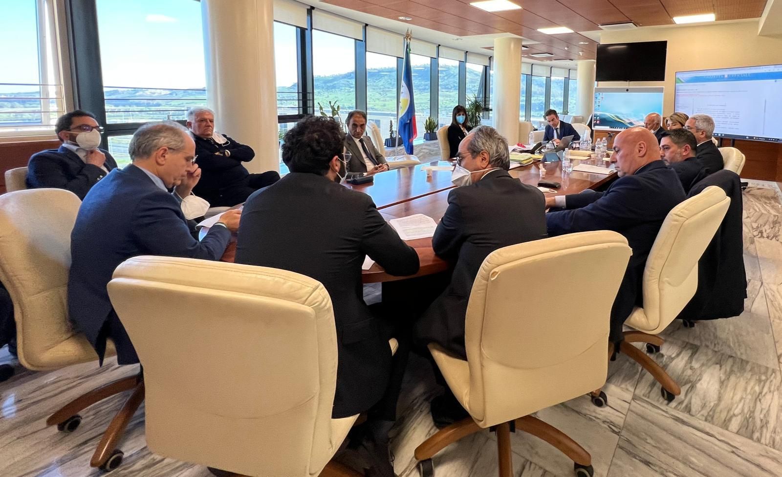 Occhiuto incontra l’Anci: «Sul sistema idrico e rifiuti serve svolta»