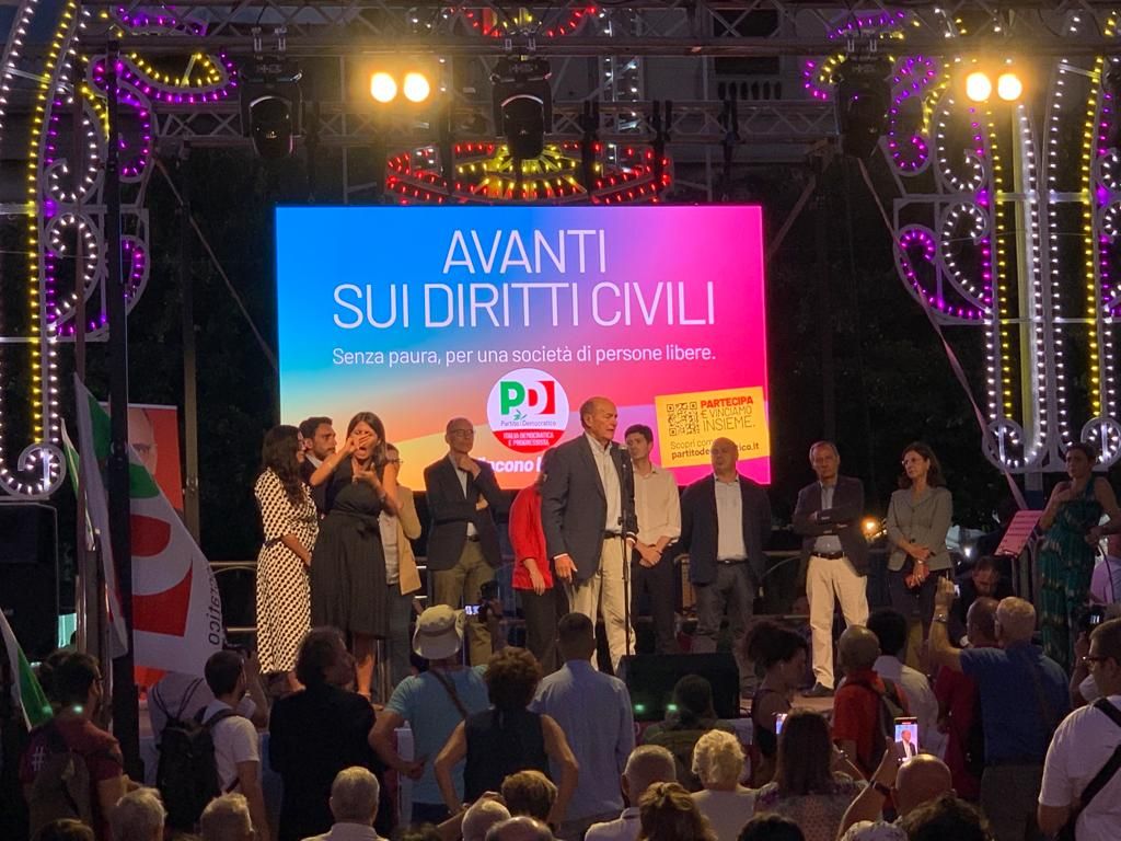 I temi dal palco di Reggio. Speranza: «Convinciamo gli indecisi». Bersani: «Non cerchiamo il consenso dove non c’è legalità»