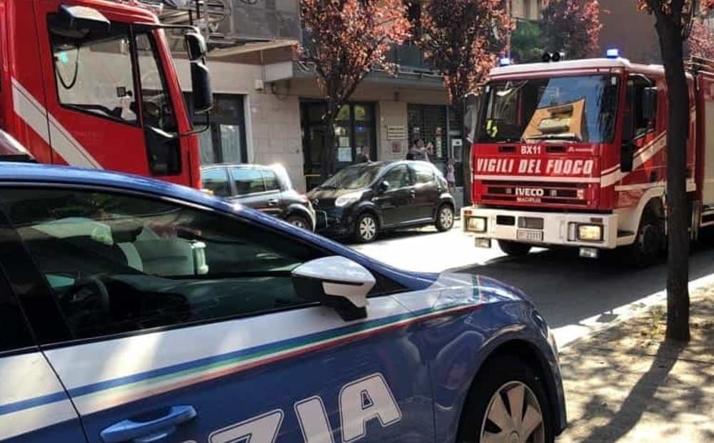 Rapina in centro logistico, tir in fiamme e chiodi per bloccare la strada