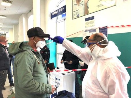 Coronavirus, dopo tre test negativi a Milano anziana risulta positiva in un controllo a Cosenza