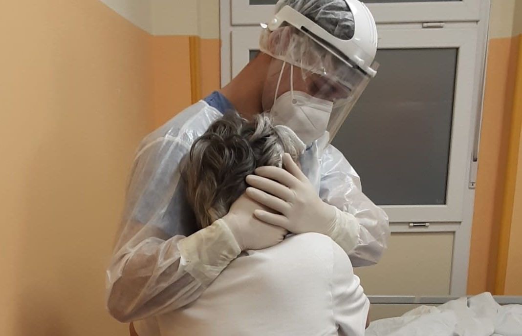 Lo scatto di Emergency nel reparto Covid di Crotone. «La nostra idea di cura è anche questo»