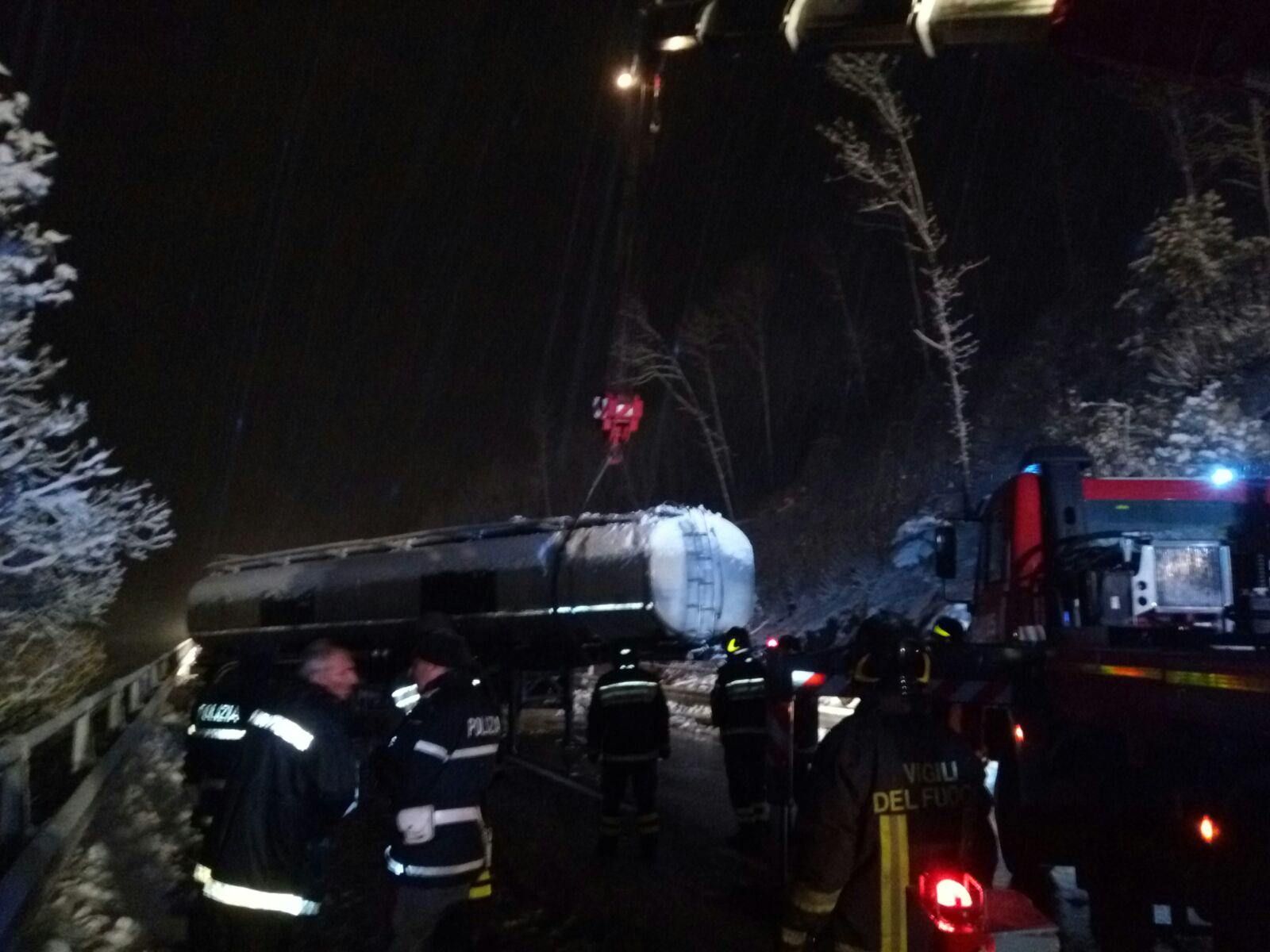 Si ribalta Tir, bloccata la 107