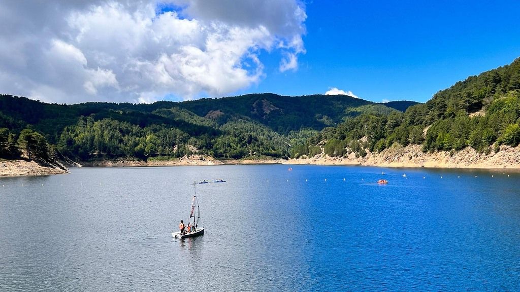 In barca a vela a 1.400 metri nel Lago del Menta. «Grandi potenzialità per il turismo»
