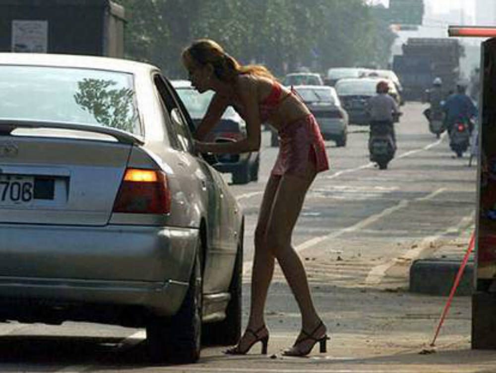 Abbordano una prostituta e le rubano la borsetta