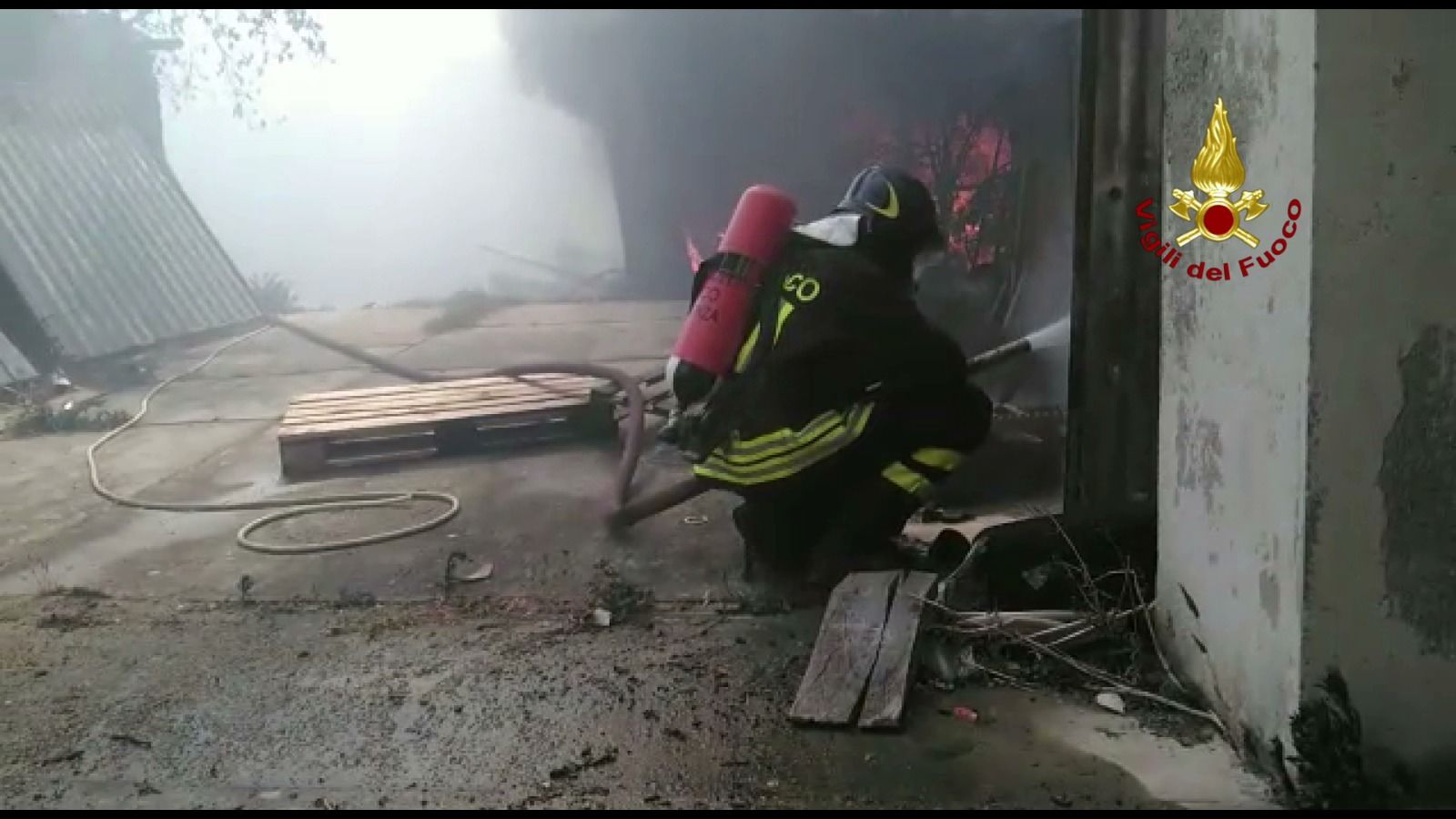 Rende, incendio minaccia case del centro storico – FOTO