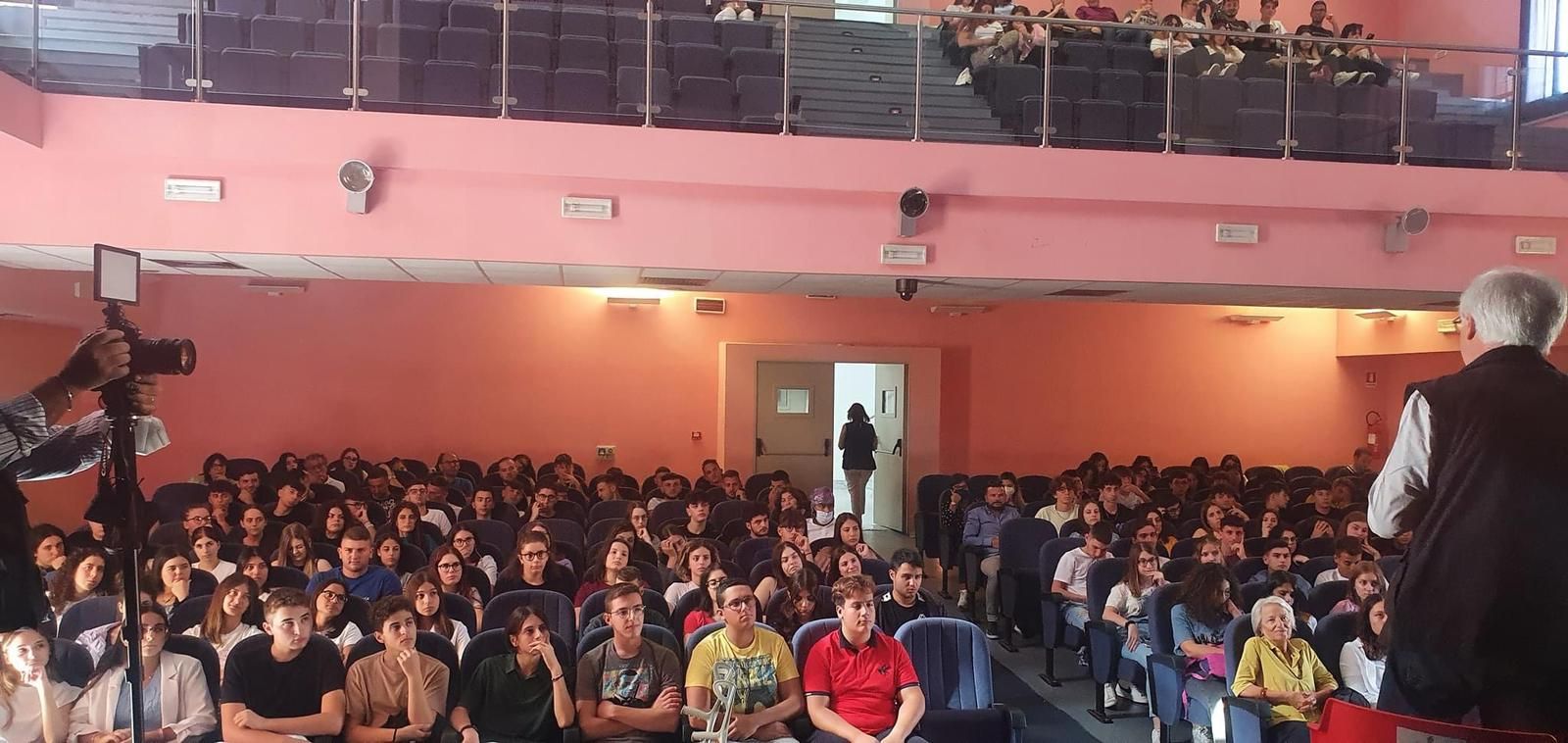 Cosmos 2022: grande successo per le conferenze scientifiche dei professori Votano e Veltri