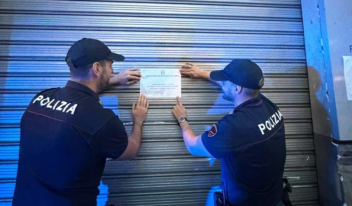 Controlli in piazza Sant’Agostino a Reggio, raffica di sanzioni: chiusa un’attività per 15 giorni