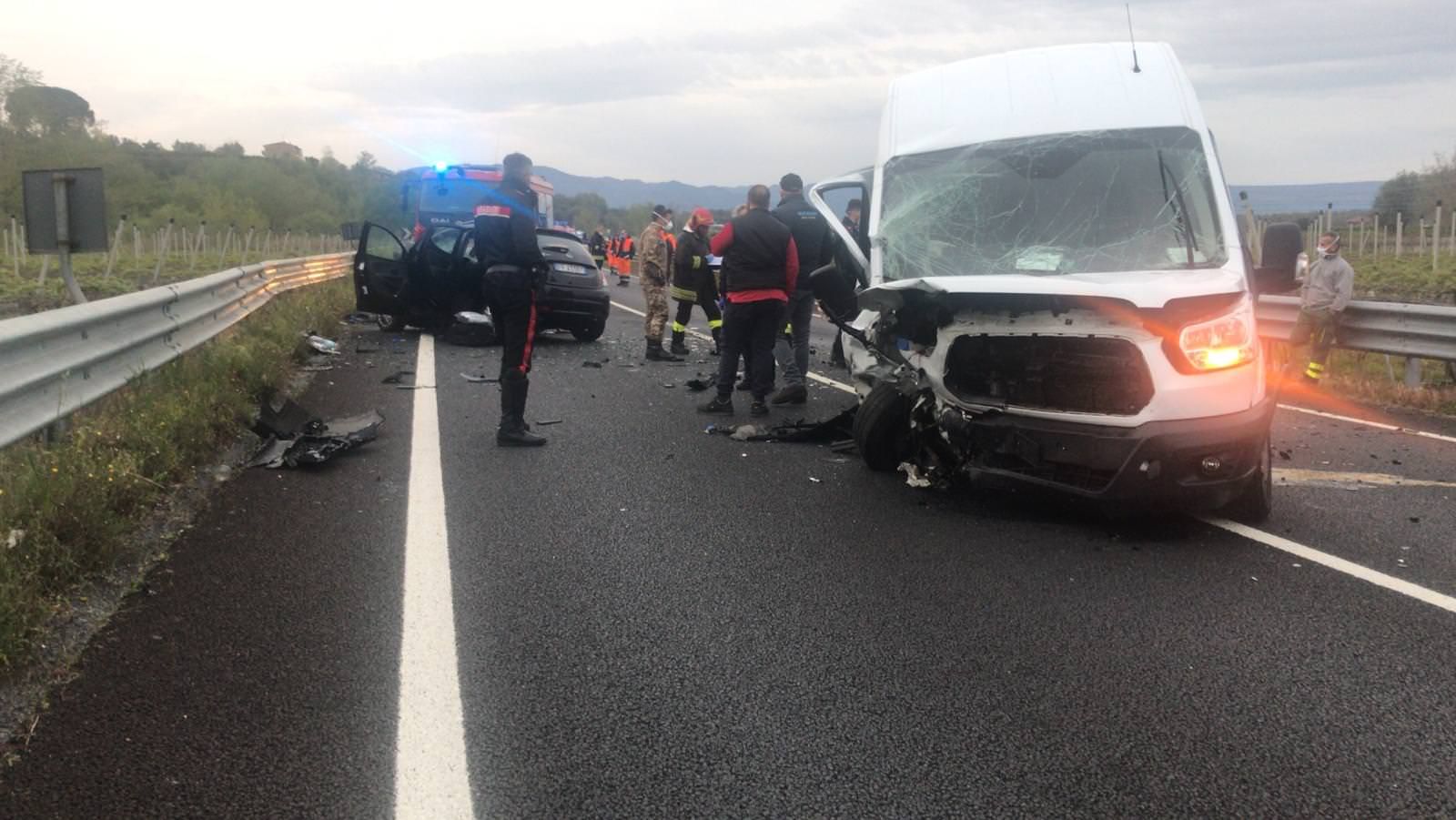 Impatto frontale sulla Jonio-Tirreno, grave una donna