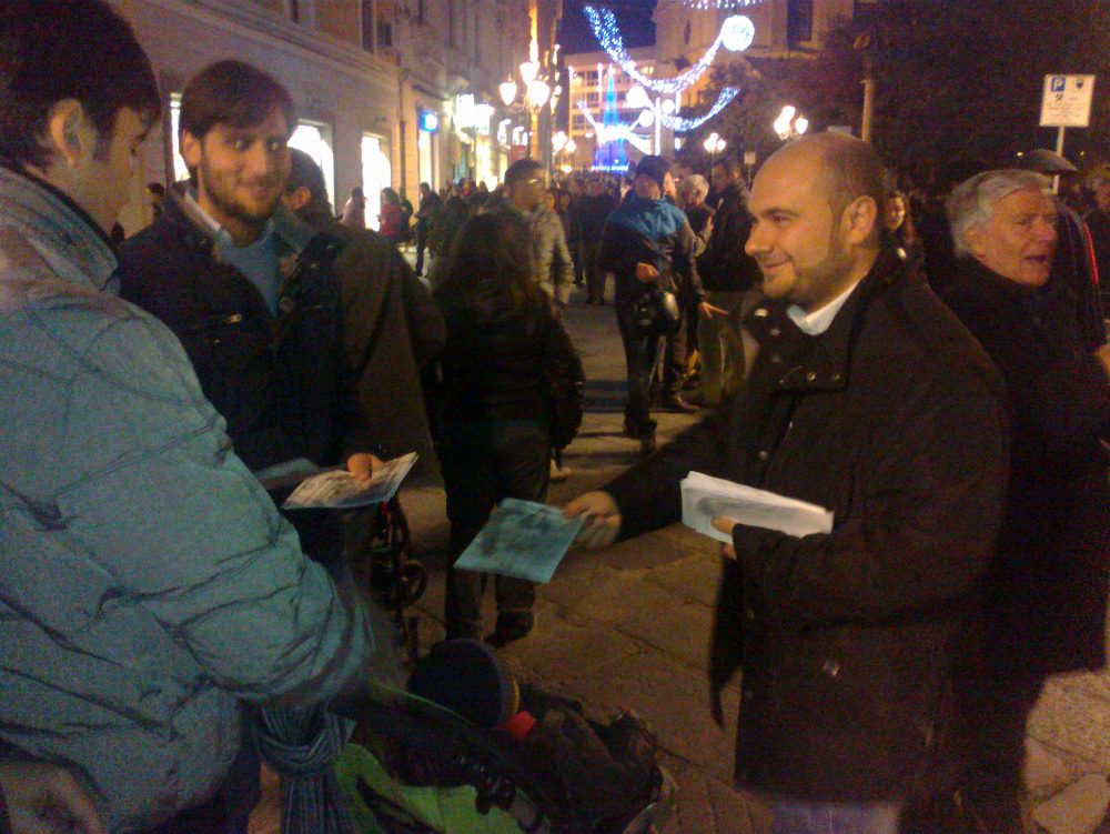 Volantini del Pd contro le spese del Comune