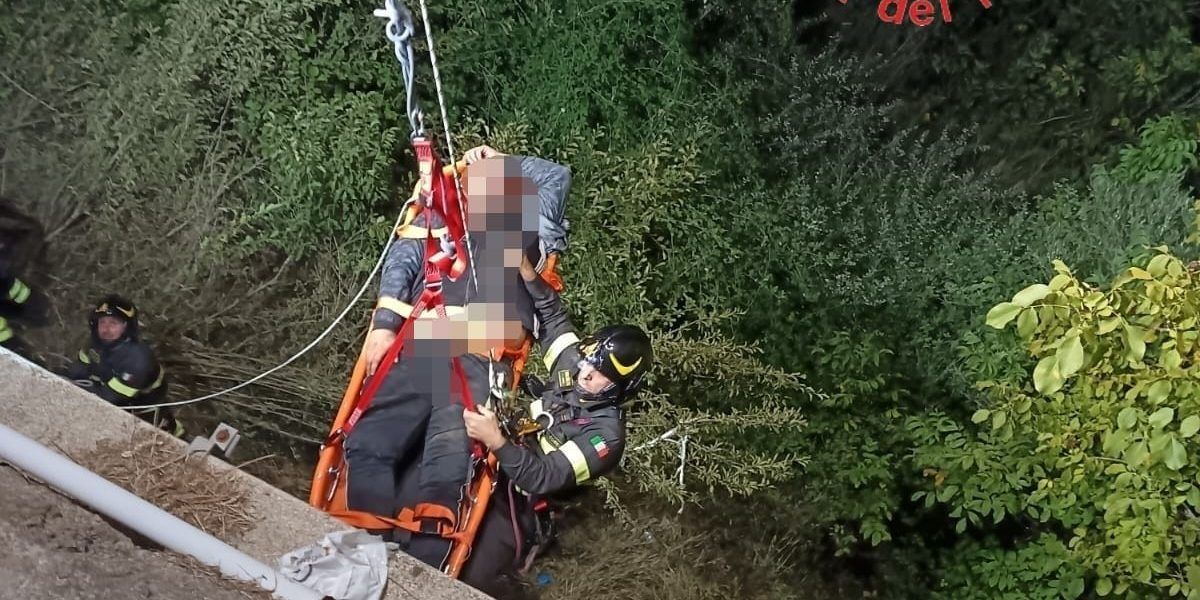 Cade da un muretto durante la Festa dell’Uva a Donnici, salvato