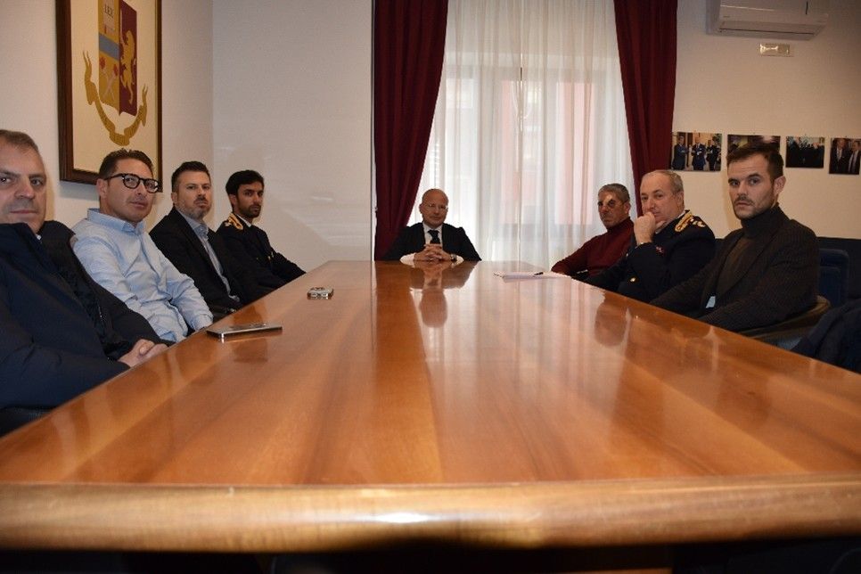 Crotone, la Polizia incontra l’autista del bus aggredito e i sindacati: continuano le indagini