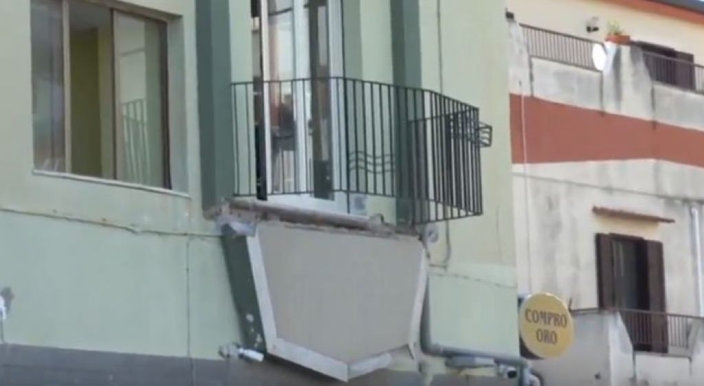 Balcone crollato a Catanzaro, la Procura apre un'inchiesta