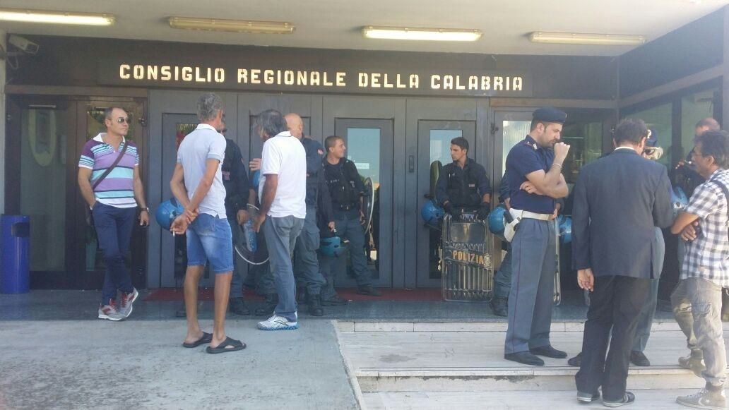 La protesta a Palazzo Campanella