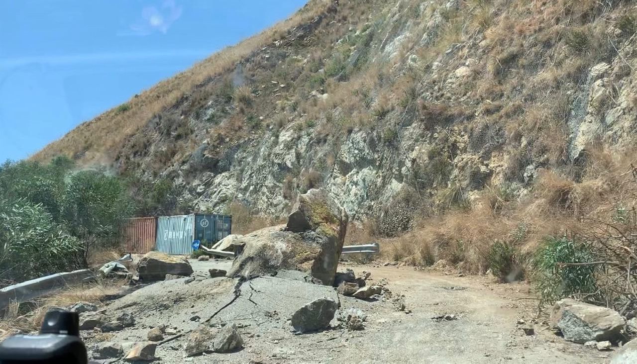 Massi precipitano sulla statale, rottura per l'acquedotto Medma