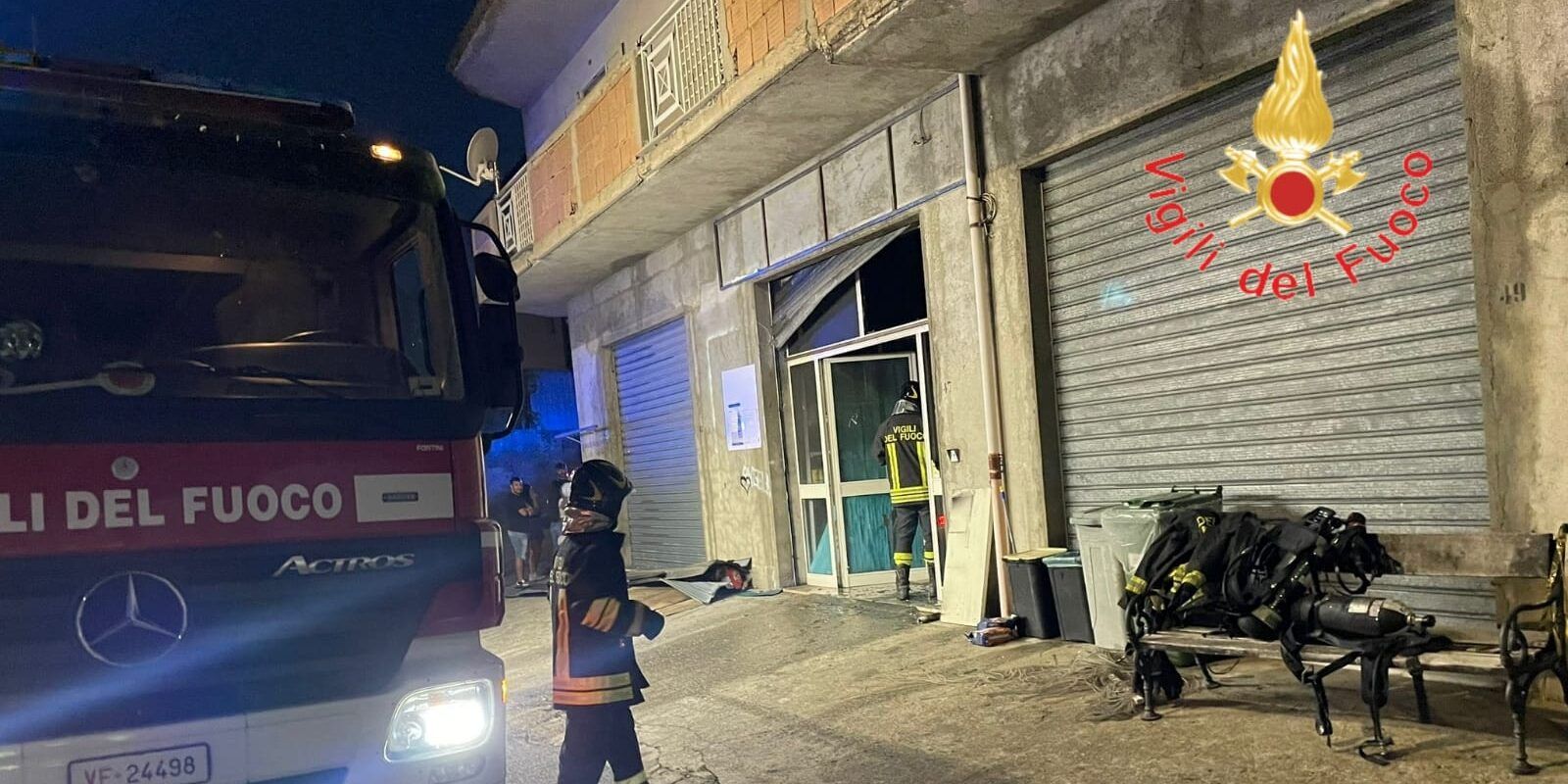 Magisano, un incendio danneggia un negozio