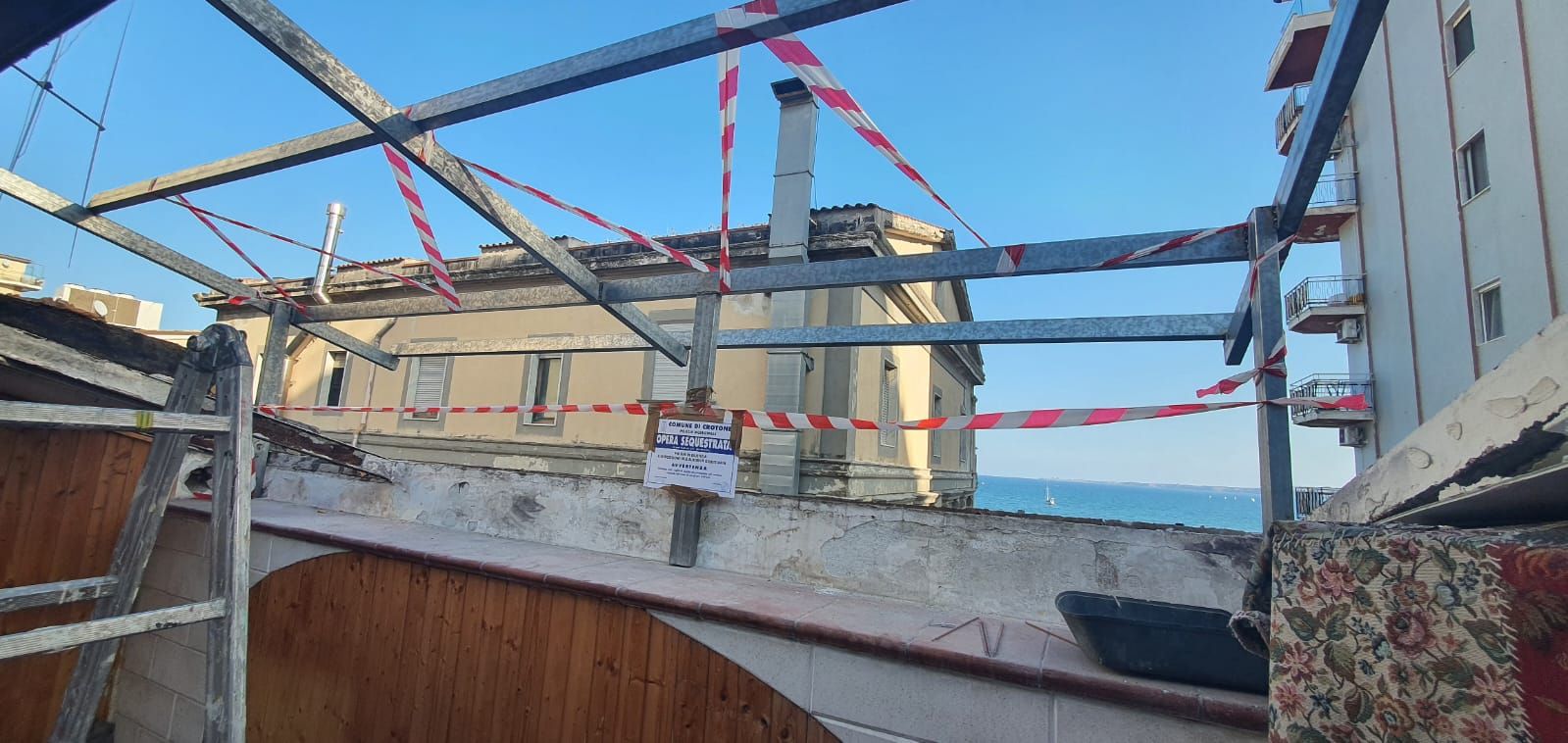 Scoperto un abuso edilizio nel centro di Crotone: disposto il sequestro