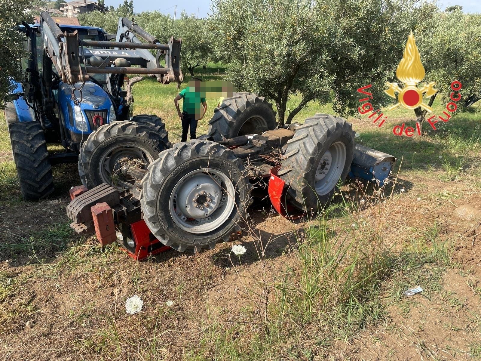 Zagarise, si ribalta un trattore: ferito il conducente