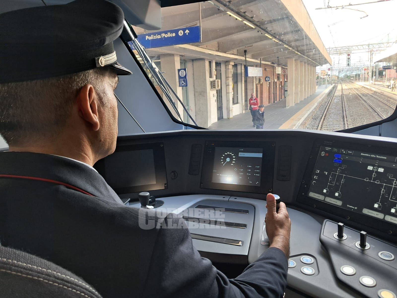 Trasporti, Federconsumatori: «In 20 giorni aumenti sino al 190% sulla stessa freccia e di 160 euro su volo per Crotone»