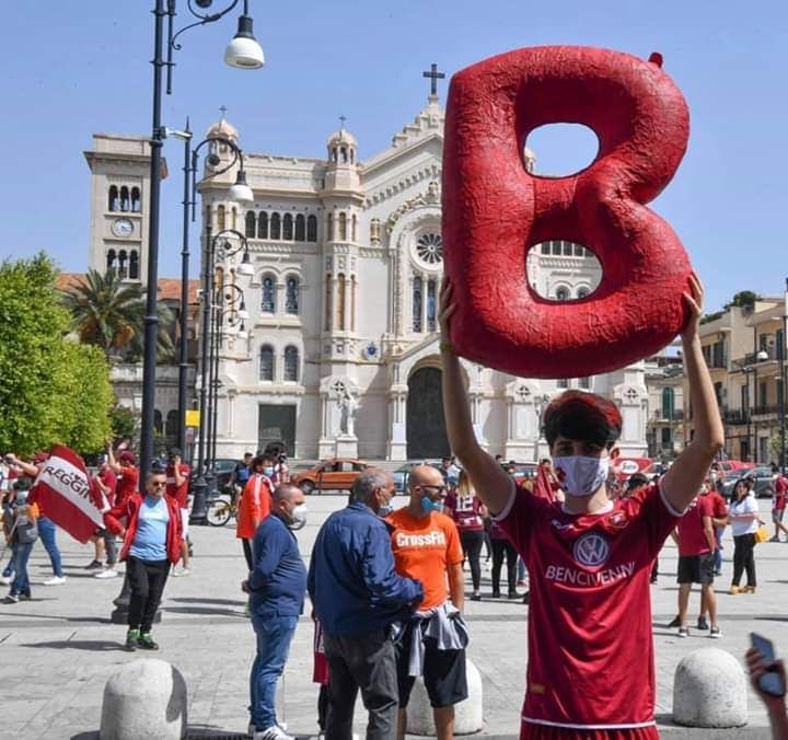Reggio in piazza per festeggiare il ritorno in serie B – VIDEO