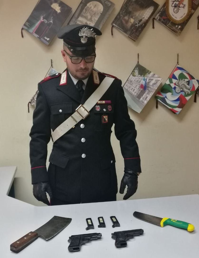 Nascondevano armi clandestine in casa, tre in manette
