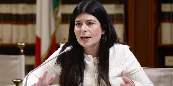 Il caso Colosimo a Report: tra destra eversiva, ’ndrangheta e foto con il busto di Mussolini