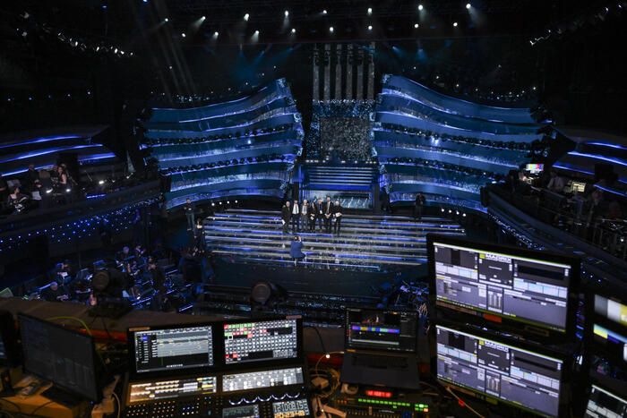 La finale di Sanremo, l’Ariston balla con “Tutta l’Italia”