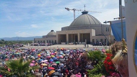In migliaia ai cenacoli di Natuzza per la Festa della mamma