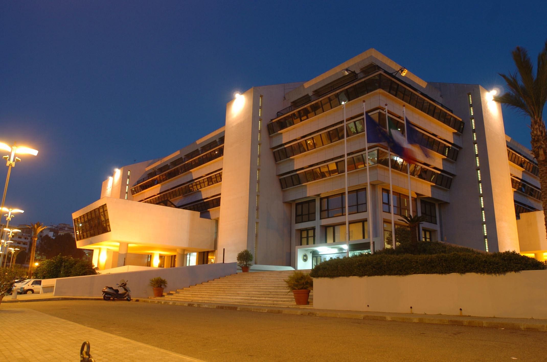 Regione, stretta sui “portaborse”