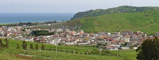 «Sul lungomare di Africo per sparare con fucili e pistole». Un video fa infuriare l’amministrazione: «Denunciato»