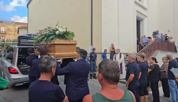 «Giustizia per Antonio». A Fuscaldo l’ultimo saluto ad Antonio Perrotta, morto dopo il pestaggio a Sangineto