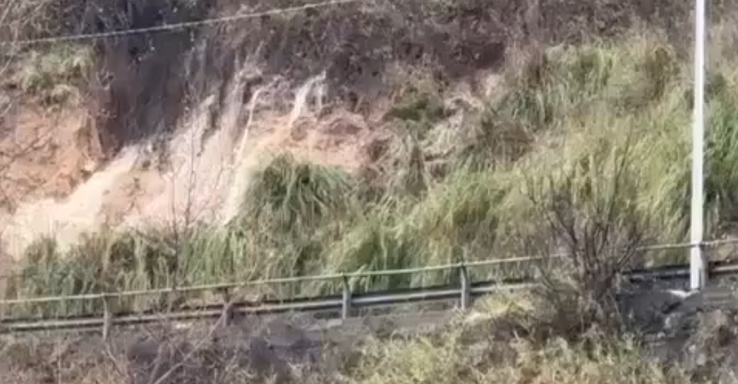 Frana su via Romualdo Montagna, strada chiusa: isolati i collegamenti con Cosenza – VIDEO