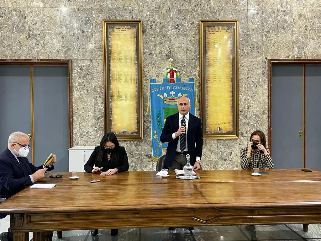 Cosenza, Caruso “cede” la delega al welfare all’assessore Buffone