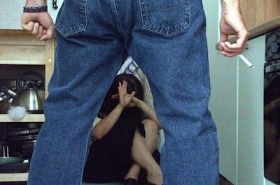 La cena non è pronta, minaccia la moglie con un coltello