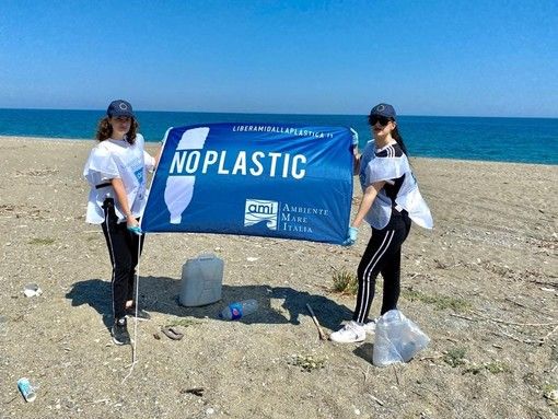 Spiagge pulite, raccolti 500 chili di rifiuti a Cirò Marina