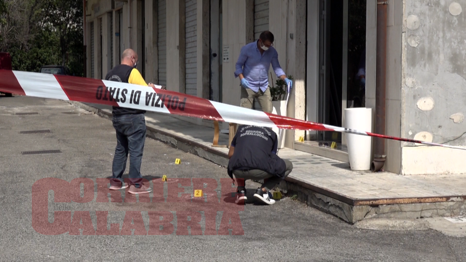 Agguato a Crotone, un morto e un ferito – FOTO E VIDEO