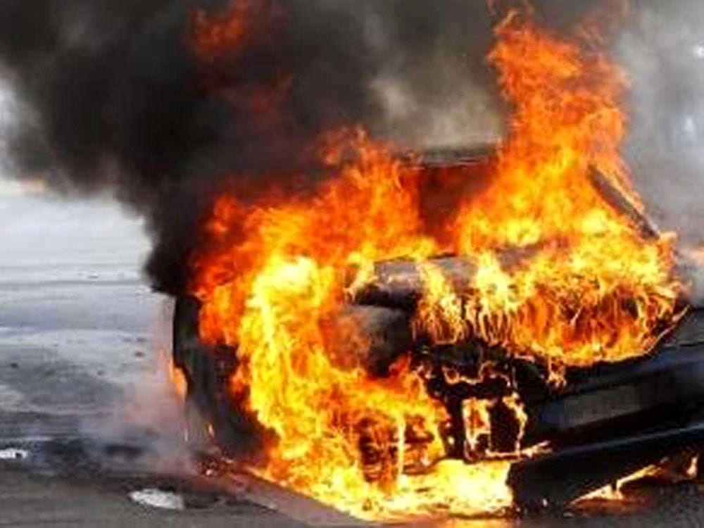 San Gregorio d'Ippona, nella notte date alle fiamme tre auto