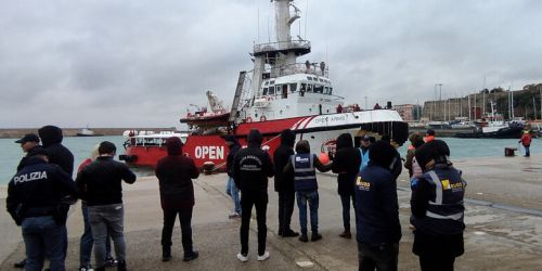 La Open Arms arriva a Crotone