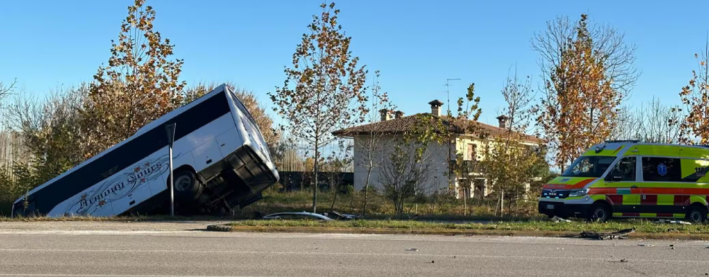 Bus con studenti a bordo si scontra con auto e finisce nel fosso