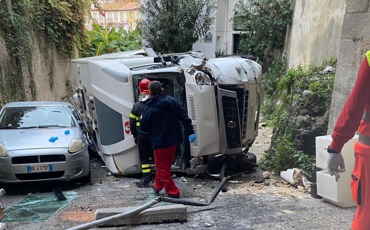 Tragedia a Pizzo, precipita un camper: morto il conducente